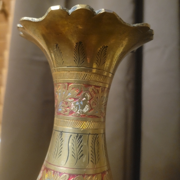 Vintage Brass Vase Leaves red flowers Engraved Etched India MCM 10" 1950's - Picture 8 of 8